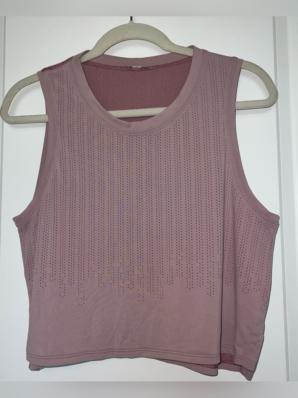 Lululemon Women’s Sleeveless Perforated Crop Tank Top Dusty Mauve 20”pit to pit